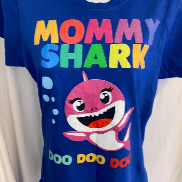 Mommy Shark Tee Shirt Size M - Picture 3 of 6